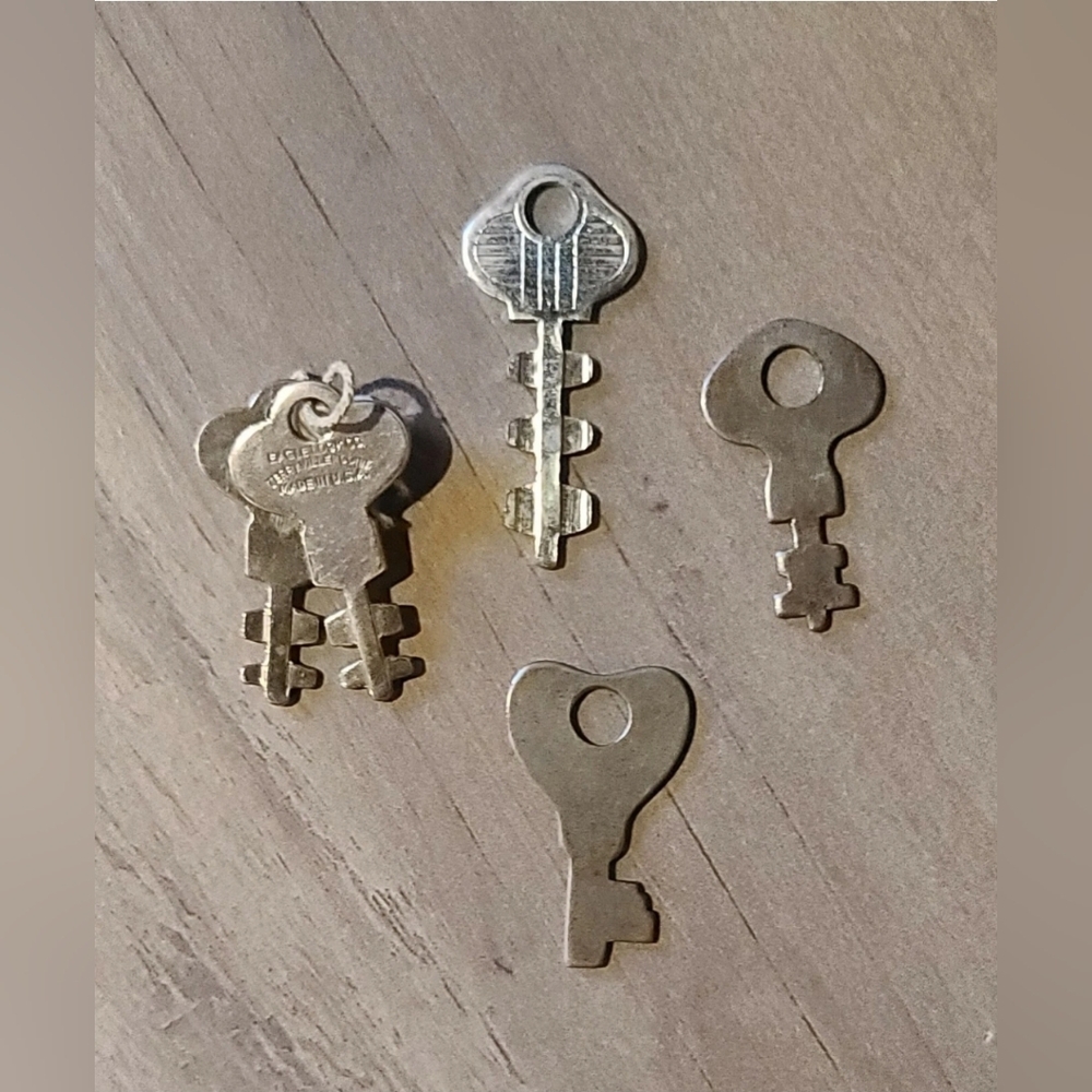 Vintage Keys - Collection - Crafts - Projects Bundle of 5 Assorted KEYS - READ